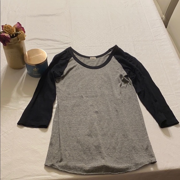 Brandy Melville- Quarter Sleeve Raglan Tee - Picture 2 of 2